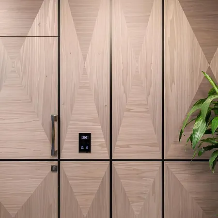 Lure & - Adults Only 4*