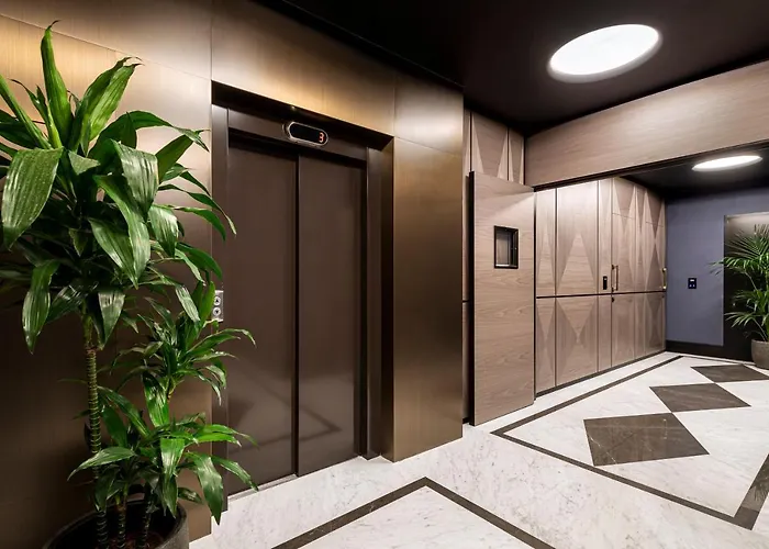 Lure & - Adults Only 4*