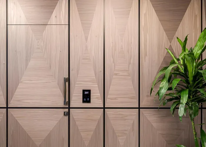 Lure & - Adults Only 4*