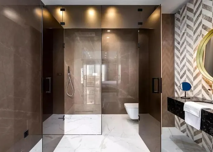 Lure & - Adults Only 4*